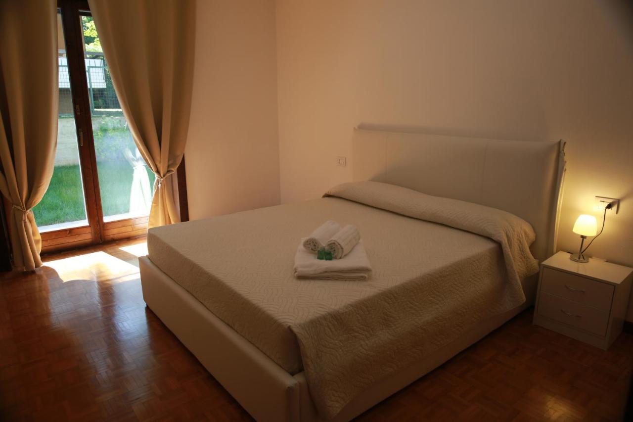 Holiday Residence With Private Garden Bagian luar foto